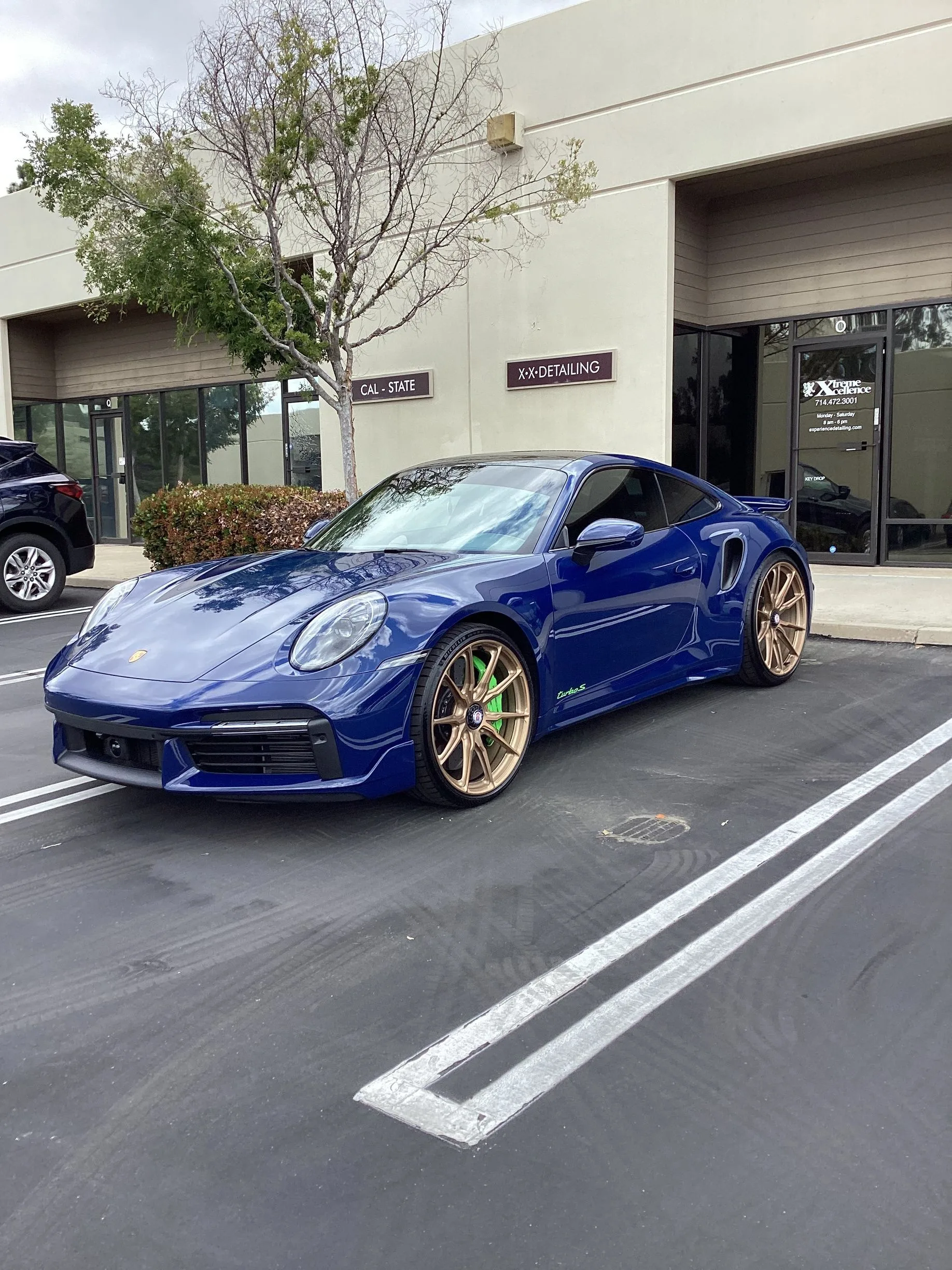 Vehicle with a deep gloss finish at the AXION studio